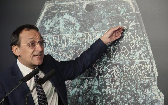 El catedrático lingüísta Joaquín Gorrotxategui, explica las inscripciones encontradas en la mano de Irulegi.