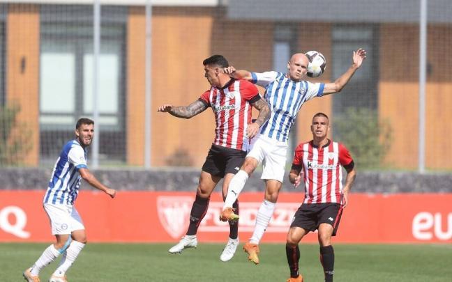 Guridi pelea por un balón con Capa en un duelo aéreo Guridi pelea por un balón con Capa en un duelo aéreo