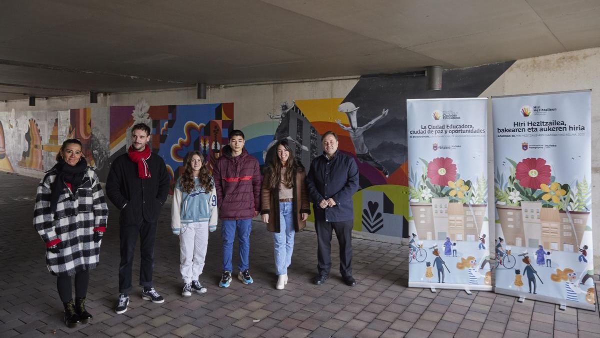 Alumnado del IES Plaza de la Cruz y Colegio Calasanz, junto a los artistas Leyre Urbeltz y Peio Iglesias.