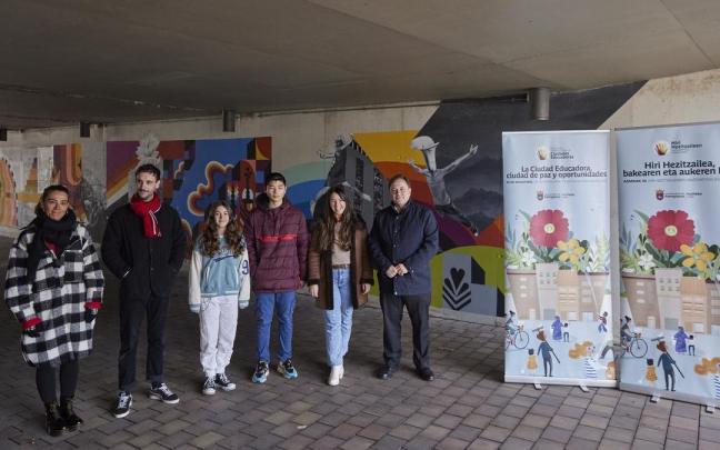 Alumnado del IES Plaza de la Cruz y Colegio Calasanz, junto a los artistas Leyre Urbeltz y Peio Iglesias.