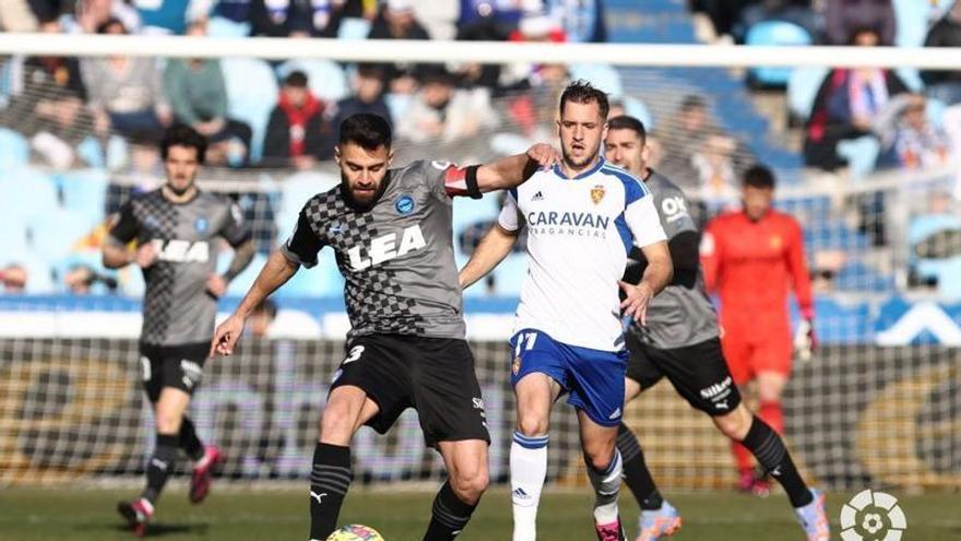 Rubén Duarte despeja un balón ante el Zaragoza