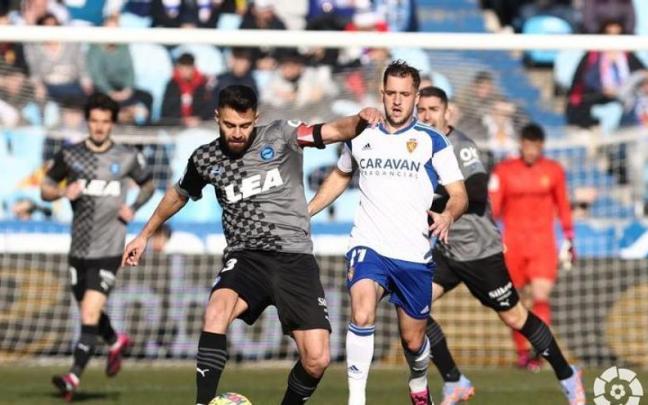 Rubén Duarte despeja un balón ante el Zaragoza Rubén Duarte despeja un balón ante el Zaragoza