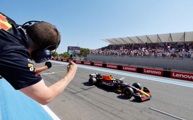 Un mecánico de Red Bull celebra la victoria de Verstappen. Un mecánico de Red Bull celebra la victoria de Verstappen.