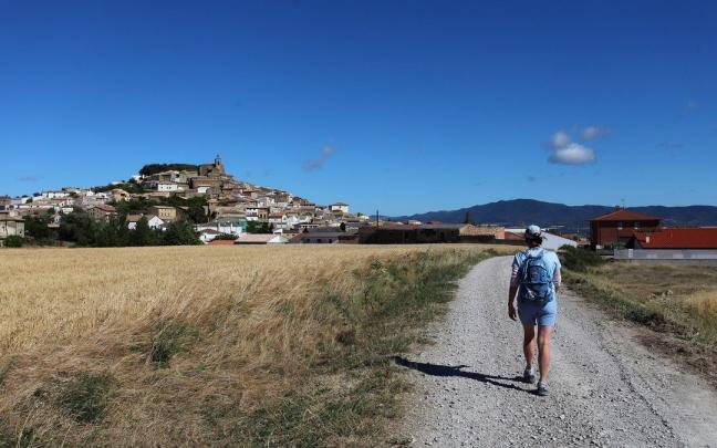 Las casas de Oibar se arremolinan en su colina. Las casas de Oibar se arremolinan en su colina.