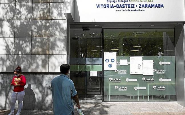 Hainbat pertsona Gasteizko enplegu bulegoaren aurrean. | ARGAZKIA: ALEX LARRETXI