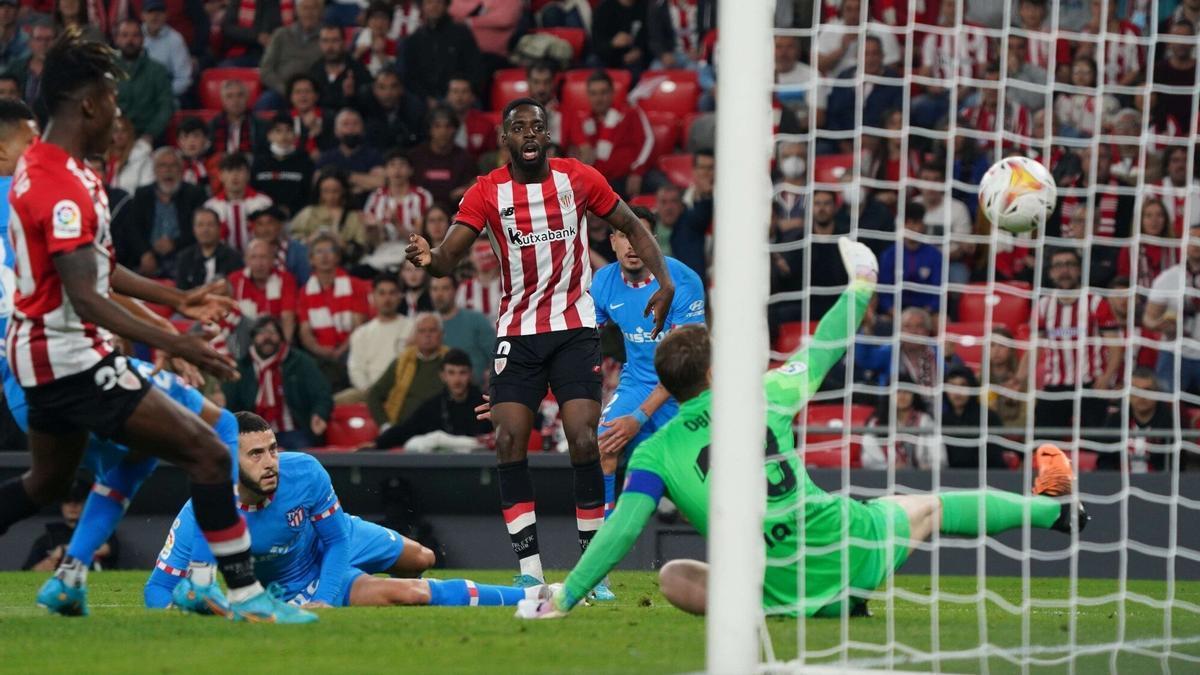 Iñaki Williams dispara en el último Athletic-Atlético (2-0).