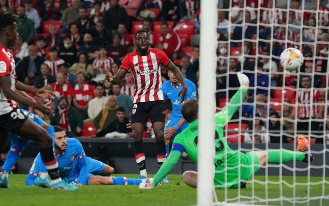 I&ntilde;aki Williams dispara en el &uacute;ltimo Athletic-Atl&eacute;tico (2-0).