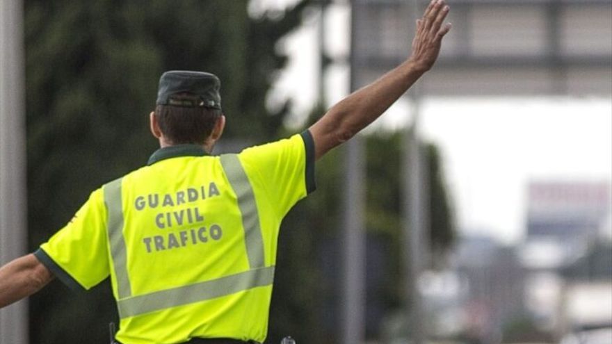 Un agente de la Guardia Civil de Tráfico regula la circulación.