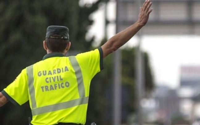 Un agente de la Guardia Civil de Tráfico regula la circulación. Un agente de la Guardia Civil de Tráfico regula la circulación.