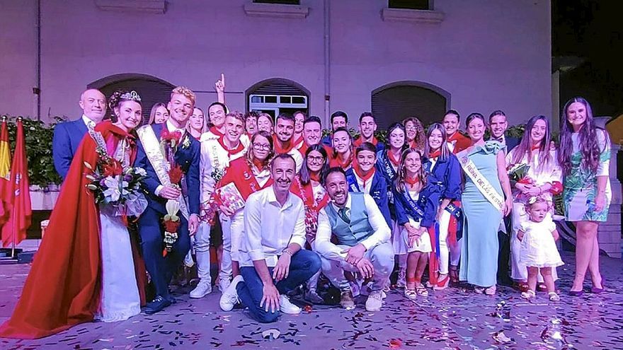 Los protagonistas de la coronación adrianesa posan tras el acto celebrado en los jardines del Ayuntamiento.