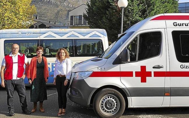 Representantes de Cruz Roja, la residencia y el Ayuntamiento junto al veh&iacute;culo adaptado. | FOTO: N.G.