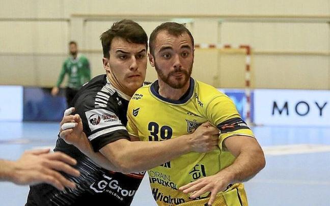 Un lance del partido del pasado s&aacute;bado en Artaleku. | FOTO: JAVI COLMENERO