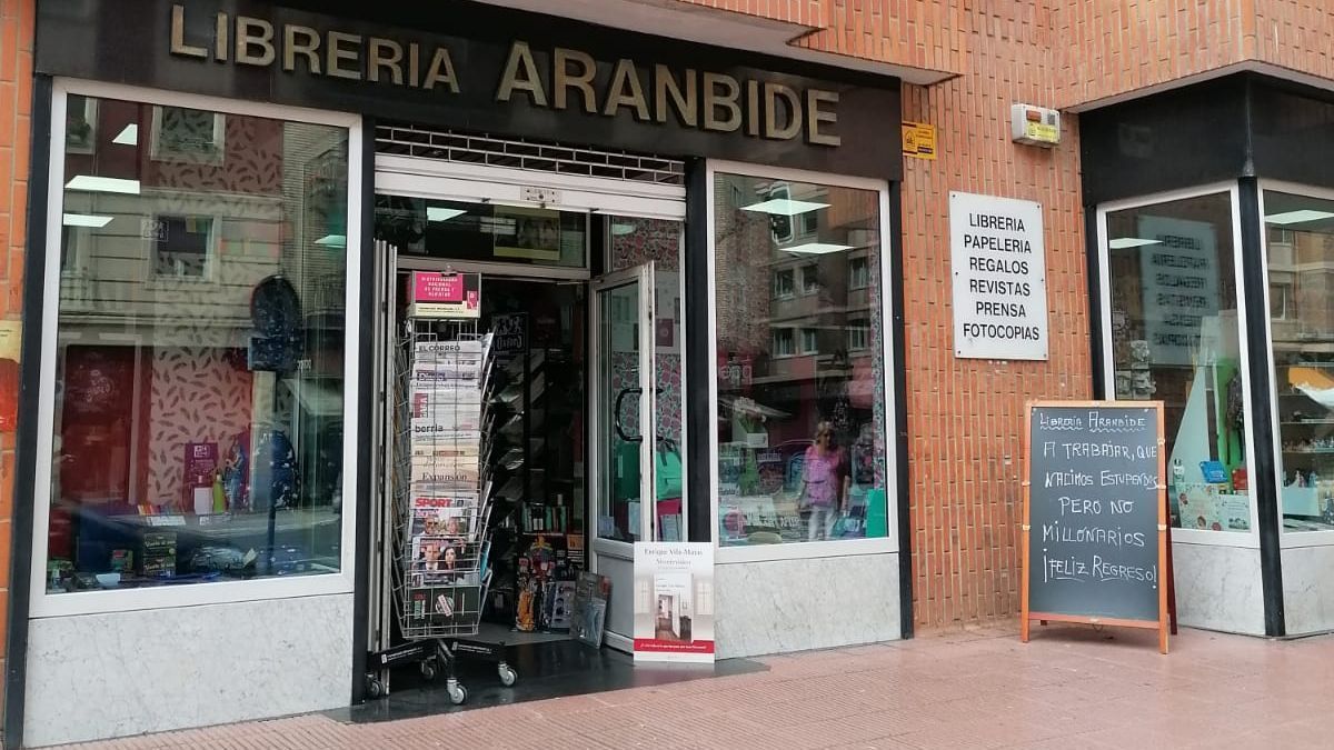 Entrada de la librería Aranbide de Gasteiz, en San Martín