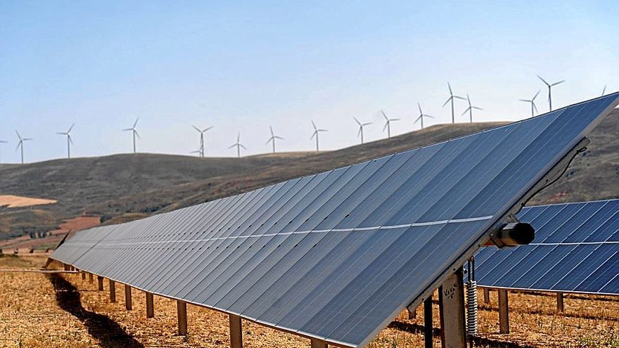 Vista de una planta fotovoltaica y aerogeneradores.