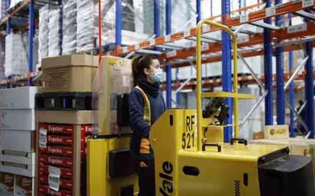 Una trabajadora de Mercadona, en un almacén. Una trabajadora de Mercadona, en un almacén.