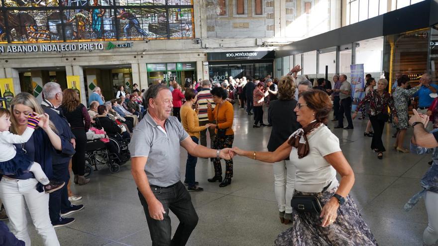 Los bailes llenan la estación de Abando