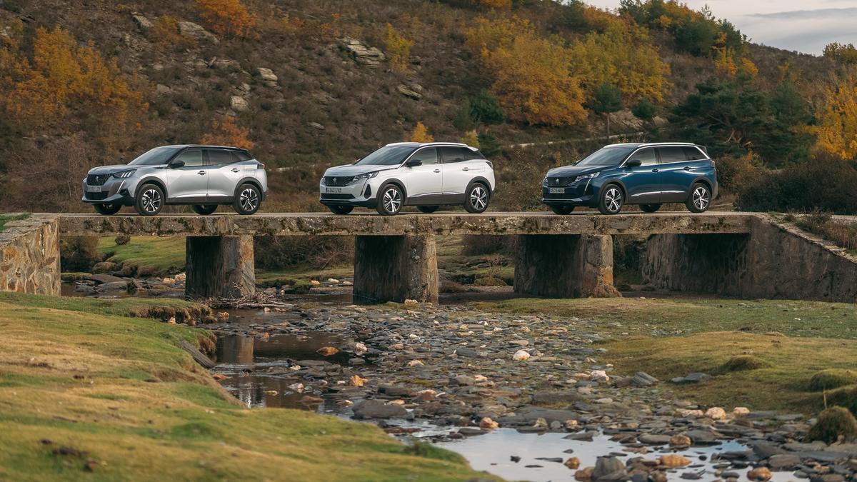 La familia SUV de Peugeot encadena el 2008 (izquierda), el 3008 y el 5008 (derecha).