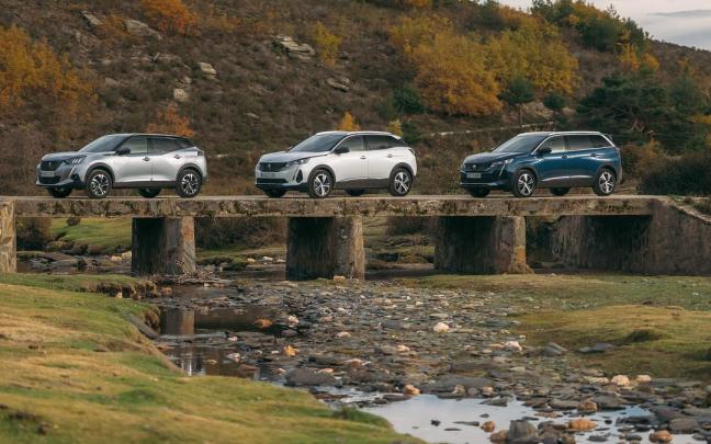 La familia SUV de Peugeot encadena el 2008 (izquierda), el 3008 y el 5008 (derecha). La familia SUV de Peugeot encadena el 2008 (izquierda), el 3008 y el 5008 (derecha).
