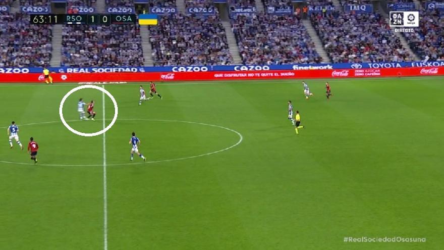 Minuto 63. Aitor atrapa un centro de Kubo y Osasuna trata de salir al contragolpe. Le Normand defiende hacia delante a Kike, a campo abierto, para ganar el duelo y recuperar el esférico. La Real cocina el 2-0 de Sorloth.