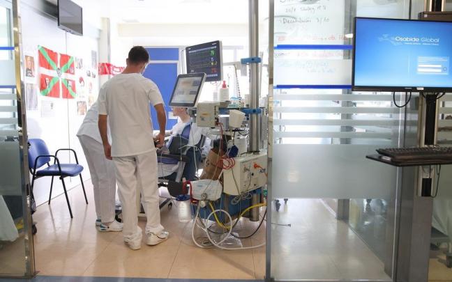 Una gran ikurriña preside un box ocupado por un joven en la UCI del hospital de Galdakao