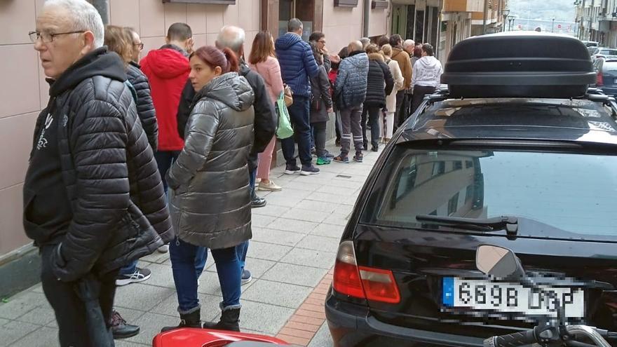 Colas en Sestao para adquirir las entradas para ver al Athletic en Copa