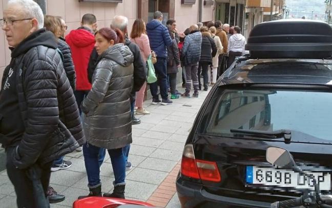 Colas en Sestao para adquirir las entradas para ver al Athletic en Copa