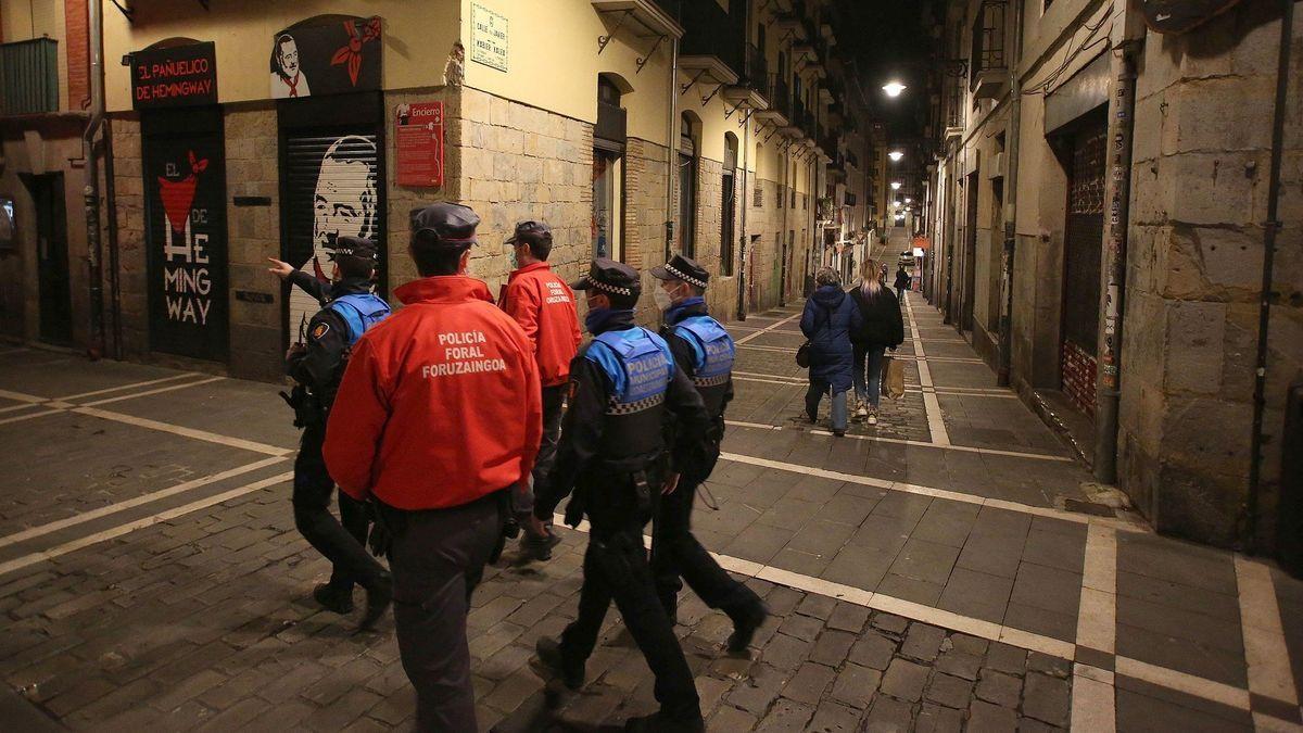 Agentes de la Policía Municipal de Pamplona y Policía Foral patrullando por el Casco Viejo.