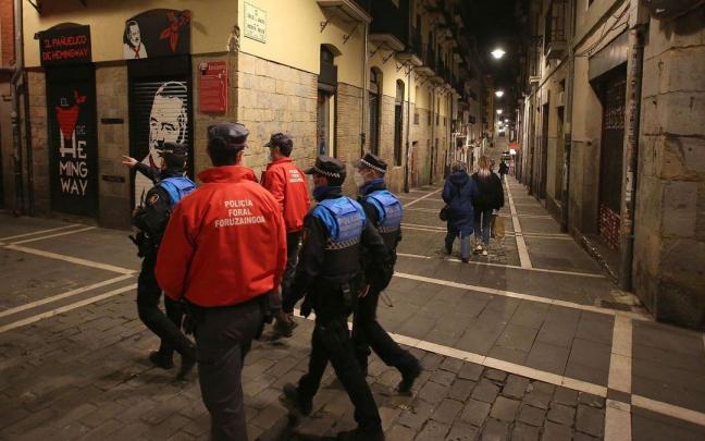 Agentes de la Policía Municipal de Pamplona y Policía Foral patrullando por el Casco Viejo. Agentes de la Policía Municipal de Pamplona y Policía Foral patrullando por el Casco Viejo.
