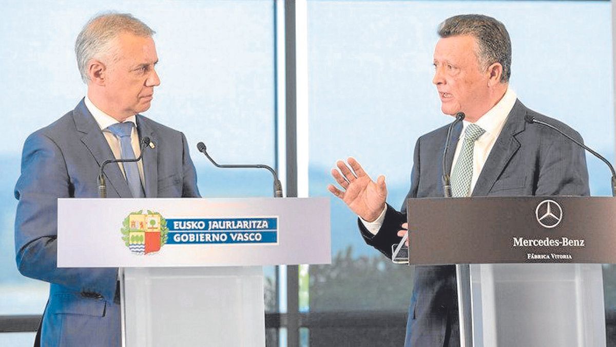 Emilio Titos (i), junto al lehendakari, Iñigo Urkullu, en un reciente acto en el Parque Tecnológico de Miñano. | FOTO: IREKIA