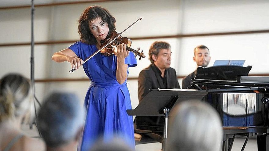 La violonista Liana Gourdjia y el pianista Josu Okiñena, en el Kursaal. | FOTO: R. PLAZA