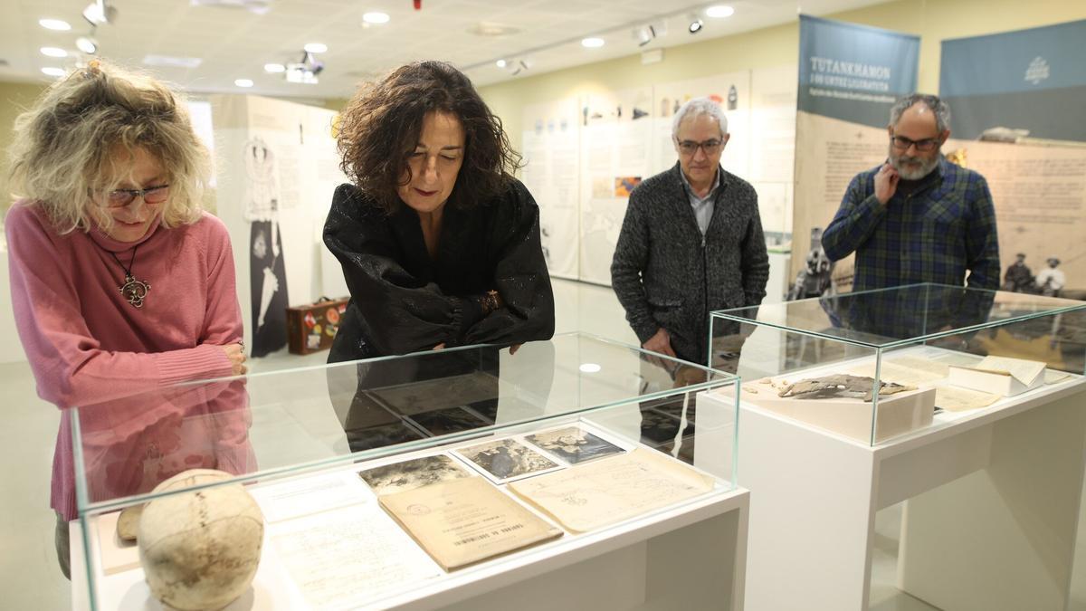 Lorea Bilbao con Iñaki García Camino; la doctora en Historia y comisaria de la exposición, María Luz Mangado, y el historiador y arqueólogo Joseba Ríos.