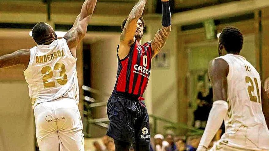 Howard ejecuta una suspensión en el partido ante el Murcia.