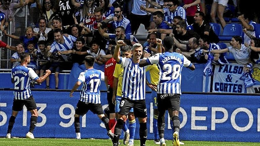 Los jugadores celebran el gol de Abde. | FOTO: PAULINO ORIBE