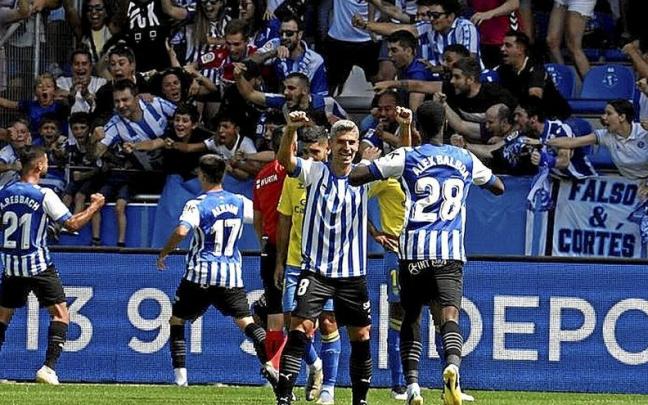Los jugadores celebran el gol de Abde. | FOTO: PAULINO ORIBE Los jugadores celebran el gol de Abde. | FOTO: PAULINO ORIBE