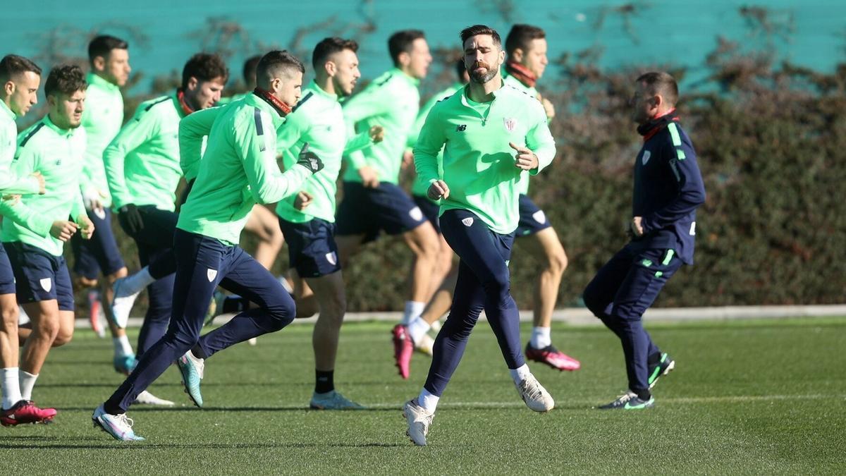La primera plantilla del Athletic, a las órdenes de Pozanco, al comienzo del entrenamiento de ayer.