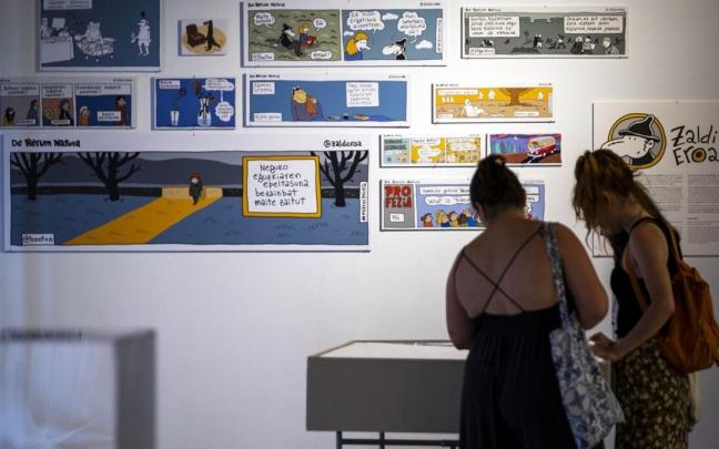 Dos personas en una de las exposiciones disponibles en Civivox Condestable dentro del 13&ordm; Sal&oacute;n del C&oacute;mic de Navarra.