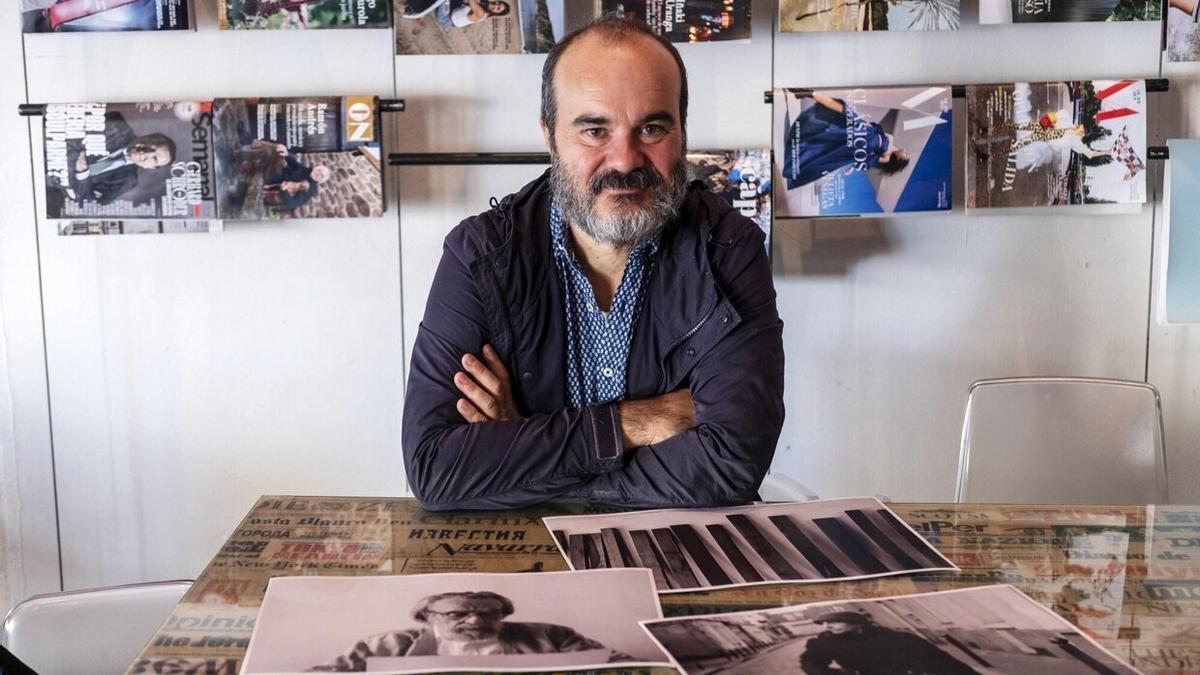 El cineasta Oskar Alegría, creador de la Oficina de Cine Errante, posa junto a los fotogramas de las proyecciones.