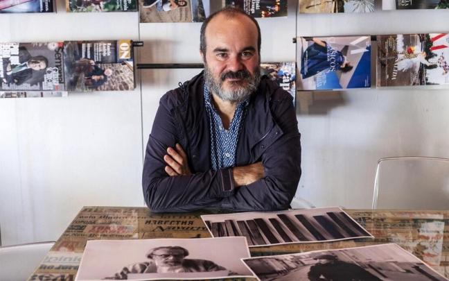 El cineasta Oskar Alegr&iacute;a, creador de la Oficina de Cine Errante, posa junto a los fotogramas de las proyecciones.