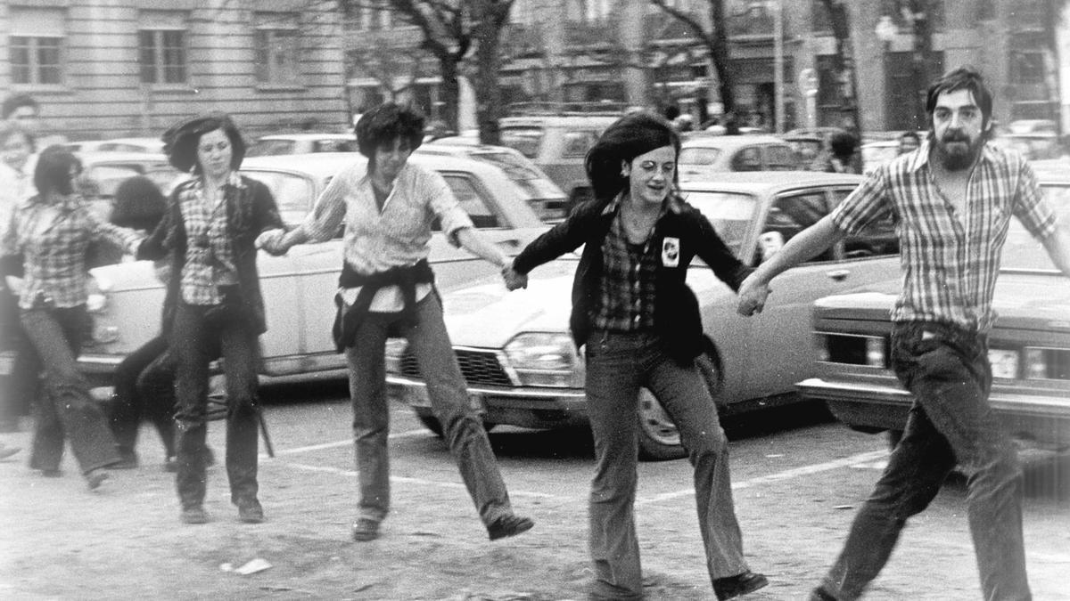 Una imagen histórica de 1977, con Germán Rodríguez en una protesta contra el parking de la Plaza de Toros.