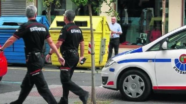 Dos agentes de la Ertzaintza.