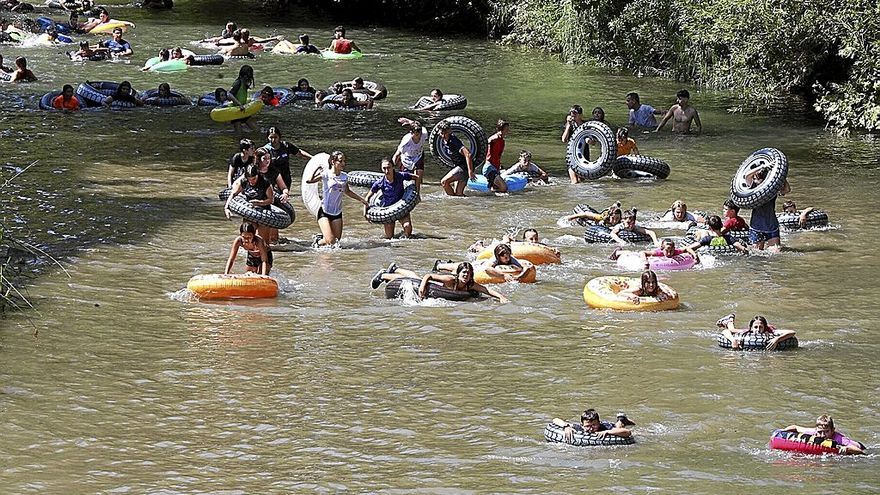 Los más jóvenes se lanzan al río Ega para festejar el inicio de las fiestas.