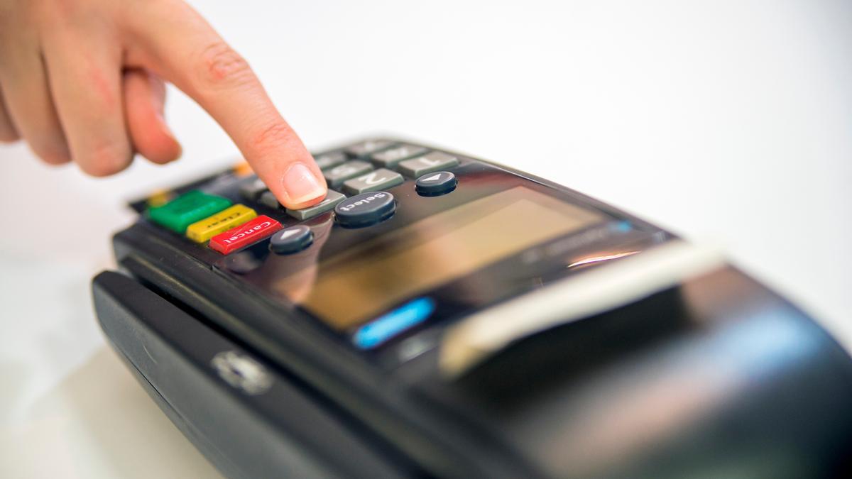 Una persona introduce su clave en el datáfono en una operación con tarjeta de crédito.