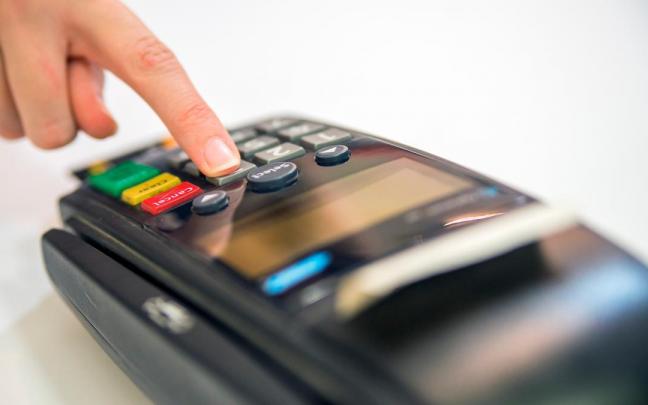 Una persona introduce su clave en el datáfono en una operación con tarjeta de crédito.