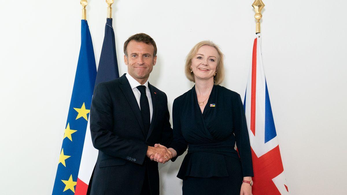 Liz Truss (der.), primera ministra del Reino Unido, se reúne con Emmanuel Macron (izq.), presidente francés.