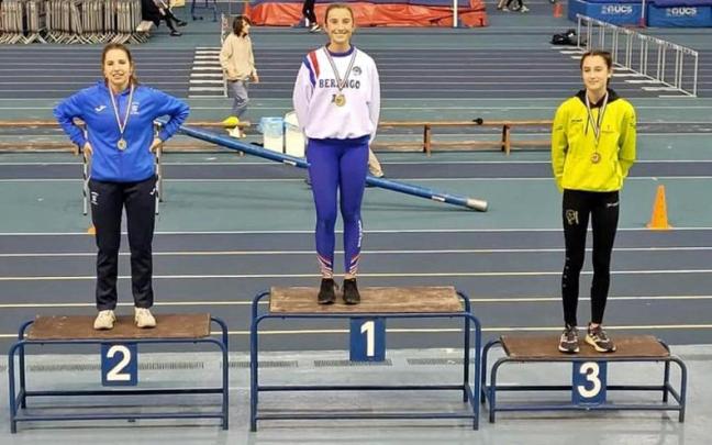Uxue Gaminde, en el centro, fue oro en triple salto este pasado fin de semana en Anoeta.