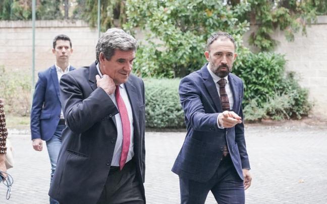 El ministro de Seguridad Social, José Luis Escrivá, junto al delegado del Gobierno español en Euskadi, Denis Itxaso, en Gasteiz.