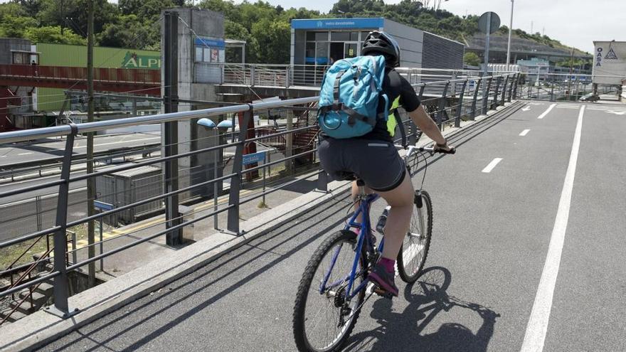 Un ciclista circula por el bidegorri que une Lasarte con Donostia