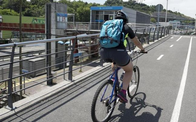 Un ciclista circula por el bidegorri que une Lasarte con Donostia