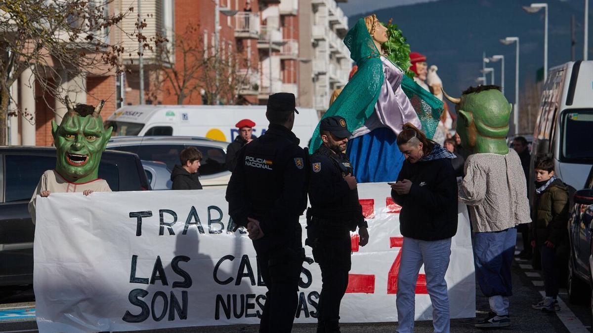 Kalejira este fin de semana de la comparsa de gigantes controlada por la Policía Nacional.