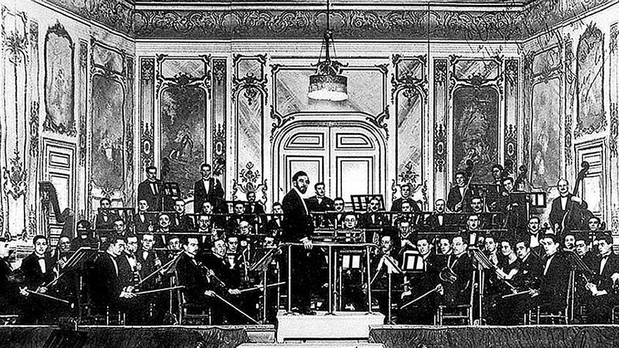 El 8 de marzo de 1922 la BOS ofreció su primer concierto, bajo la dirección de Armand Marsick. Juan Carlos Isusi tocaba la viola.